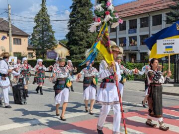 „Adevărata Bucovină se vede la meșterii populari și la copiii în opinci și ițari”, afirmă primarul Mihăiță Negură