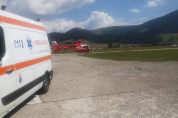 Elicopterul SMURD a aterizat pe aerodromul de la Floreni, unde pacientul a fost predat de către echipajul cu medic de la Vatra Dornei