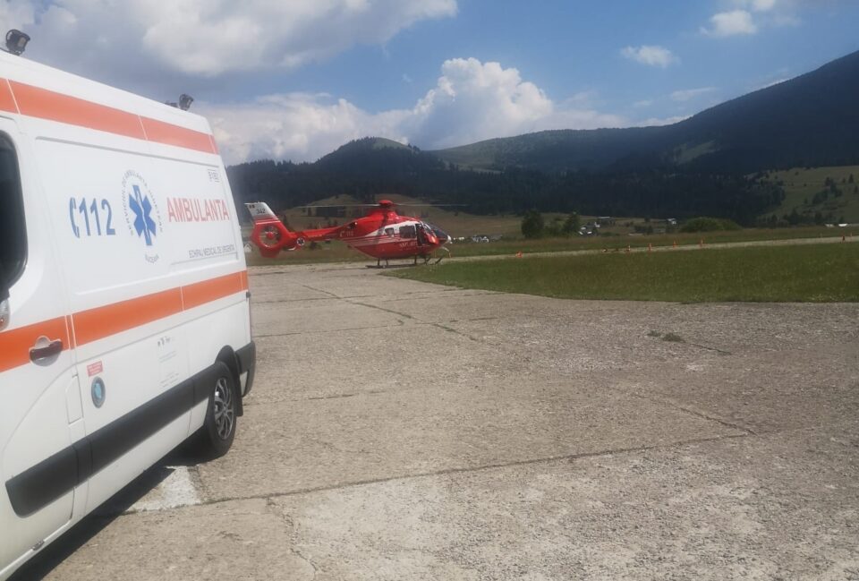 Elicopterul SMURD a aterizat pe aerodromul de la Floreni, unde pacientul a fost predat de către echipajul cu medic de la Vatra Dornei