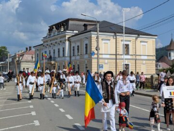 „Adevărata Bucovină se vede la meșterii populari și la copiii în opinci și ițari”, afirmă primarul Mihăiță Negură