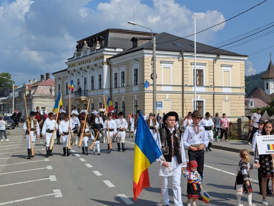 „Adevărata Bucovină se vede la meșterii populari și la copiii în opinci și ițari”, afirmă primarul Mihăiță Negură