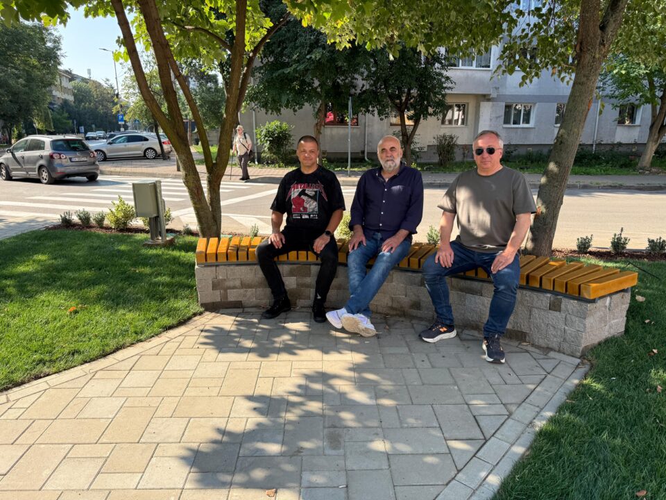 Vasile Rîmbu a testat personal noile bănci și facilități de relaxare amenajate de primărie în zona Albina din cartierul George Enescu