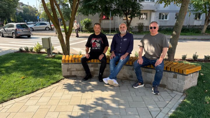 Vasile Rîmbu a testat personal noile bănci și facilități de relaxare amenajate de primărie în zona Albina din cartierul George Enescu