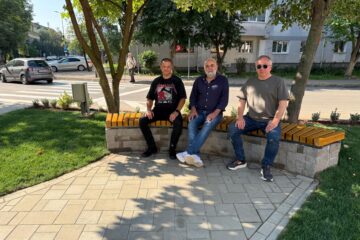 Vasile Rîmbu a testat personal noile bănci și facilități de relaxare amenajate de primărie în zona Albina din cartierul George Enescu Vasile Rîmbu a testat personal noile bănci și facilități de relaxare amenajate de primărie în zona Albina din cartierul George Enescu