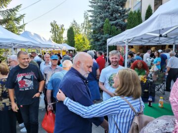 Primarul Sucevei, Vasile Rîmbu și viceprimarul Dan Ioan Cușnir și-au făcut cumpărăturile de la producătorii locali din Piața Volantă
