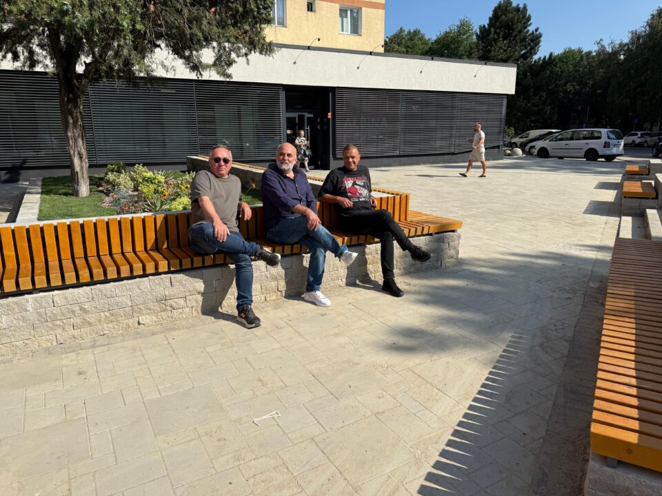 Vasile Rîmbu a testat personal noile bănci și facilități de relaxare amenajate de primărie în zona Albina din cartierul George Enescu