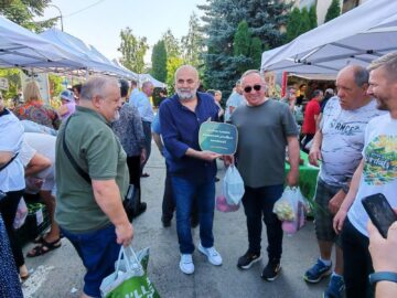 Primarul Sucevei, Vasile Rîmbu și viceprimarul Dan Ioan Cușnir și-au făcut cumpărăturile de la producătorii locali din Piața Volantă