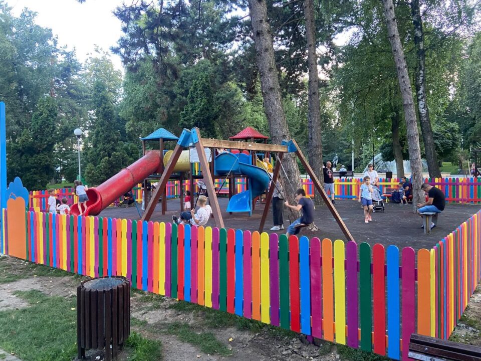 Primăria Suceava anunță noi investiții în modernizarea locurilor de joacă, care vor pune accent pe calitatea mobilierului urban și pe apropierea copiilor de natură Primăria Suceava anunță noi investiții în modernizarea locurilor de joacă, care vor pune accent pe calitatea mobilierului urban și pe apropierea copiilor de natură
