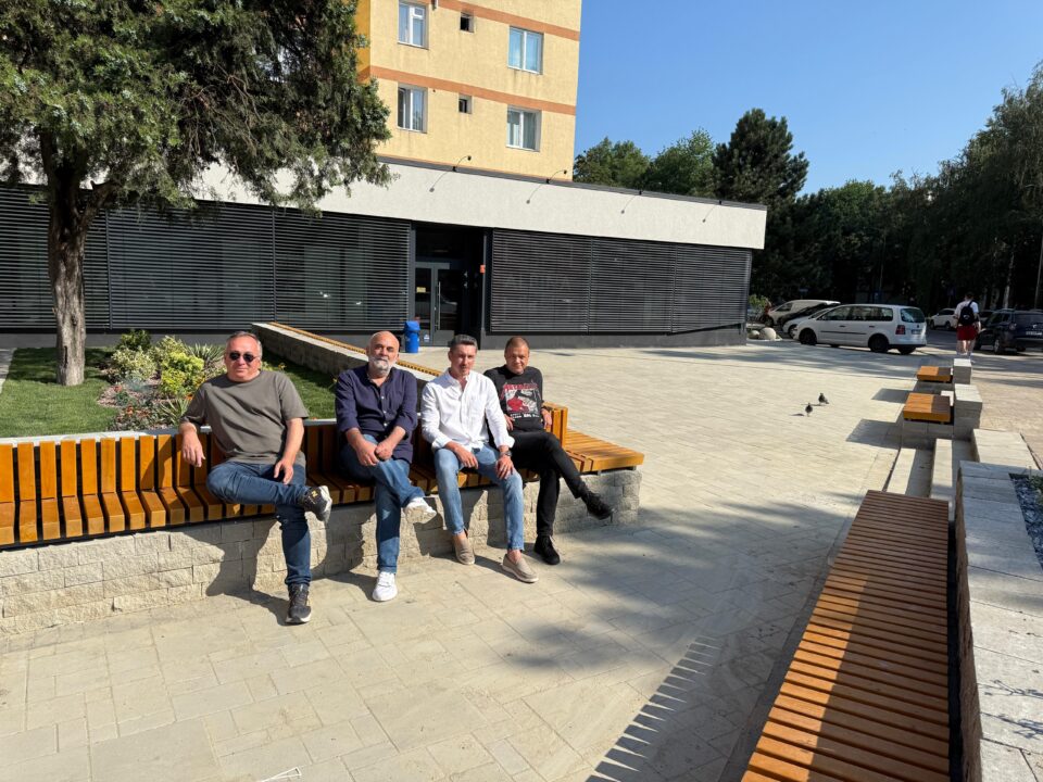 Vasile Rîmbu a testat personal noile bănci și facilități de relaxare amenajate de primărie în zona Albina din cartierul George Enescu
