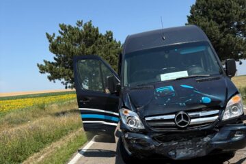 Accident în drumul spre aeroport între un microbuz și două autoturisme Accident în drumul spre aeroport între un microbuz și două autoturisme