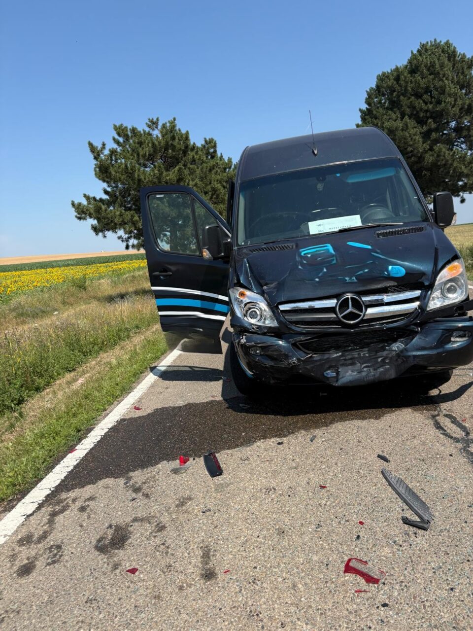 Accident în drumul spre aeroport între un microbuz și două autoturisme Accident în drumul spre aeroport între un microbuz și două autoturisme