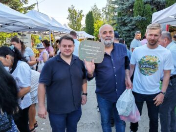 Primarul Sucevei, Vasile Rîmbu și viceprimarul Dan Ioan Cușnir și-au făcut cumpărăturile de la producătorii locali din Piața Volantă