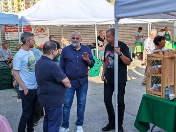 Primarul Sucevei, Vasile Rîmbu și viceprimarul Dan Ioan Cușnir și-au făcut cumpărăturile de la producătorii locali din Piața Volantă