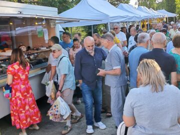 Primarul Sucevei, Vasile Rîmbu și viceprimarul Dan Ioan Cușnir și-au făcut cumpărăturile de la producătorii locali din Piața Volantă