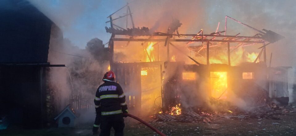 Un adăpost de animale, cereale, fân și lemne, mistuite într-un devastator incendiu