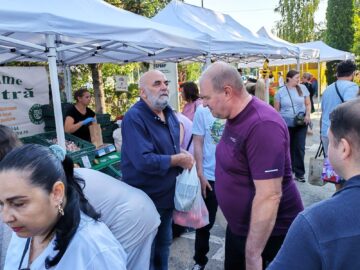 Primarul Sucevei, Vasile Rîmbu și viceprimarul Dan Ioan Cușnir și-au făcut cumpărăturile de la producătorii locali din Piața Volantă