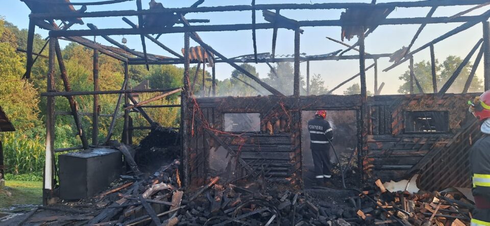 Un adăpost de animale, cereale, fân și lemne, mistuite într-un devastator incendiu