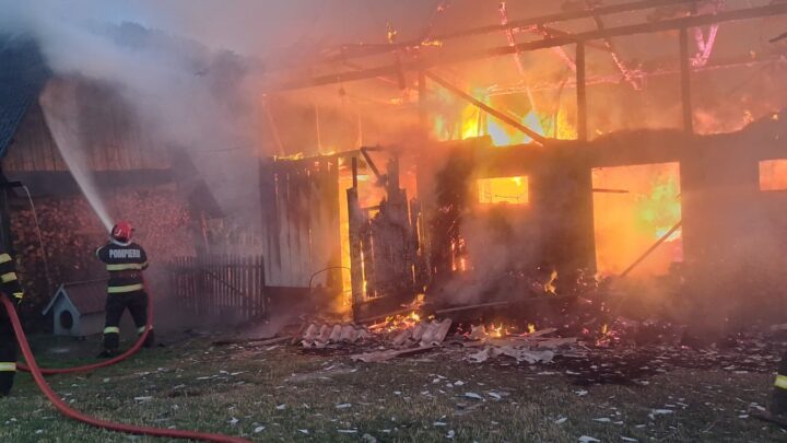 Un adăpost de animale, cereale, fân și lemne, mistuite într-un devastator incendiu