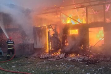 Un adăpost de animale, cereale, fân și lemne, mistuite într-un devastator incendiu Un adăpost de animale, cereale, fân și lemne, mistuite într-un devastator incendiu