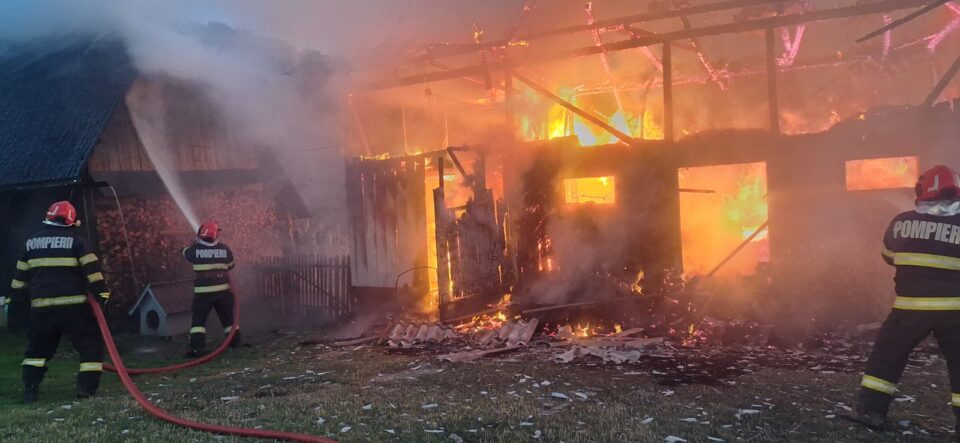 Un adăpost de animale, cereale, fân și lemne, mistuite într-un devastator incendiu Un adăpost de animale, cereale, fân și lemne, mistuite într-un devastator incendiu