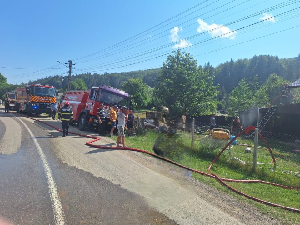 Casa comună a două familii, distrusă parțial de flăcări