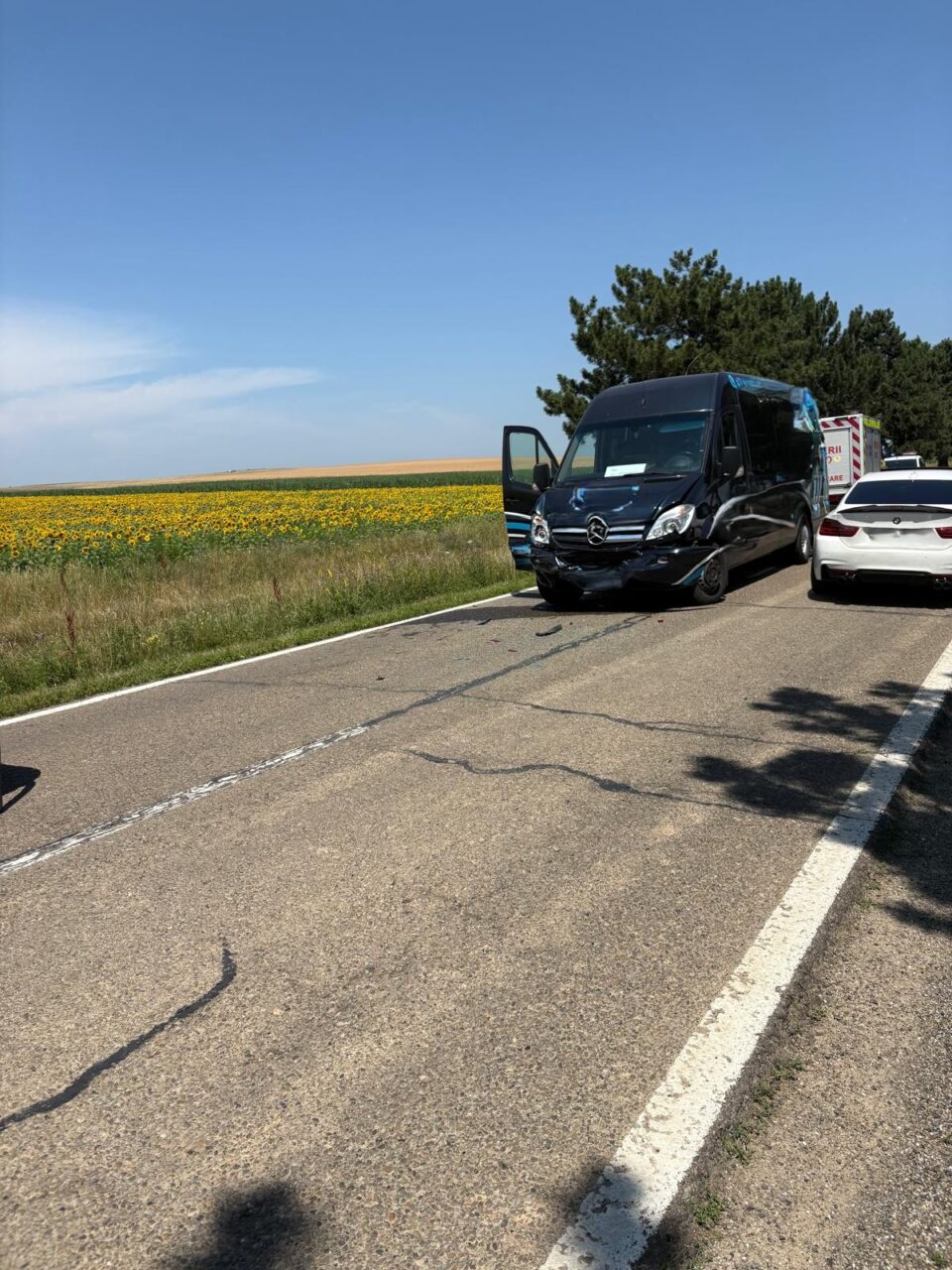 Accident în drumul spre aeroport între un microbuz și două autoturisme