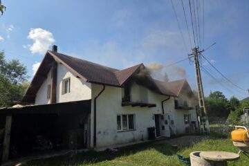 Casa comună a două familii, distrusă parțial de flăcări