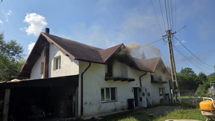 Casa comună a două familii, distrusă parțial de flăcări