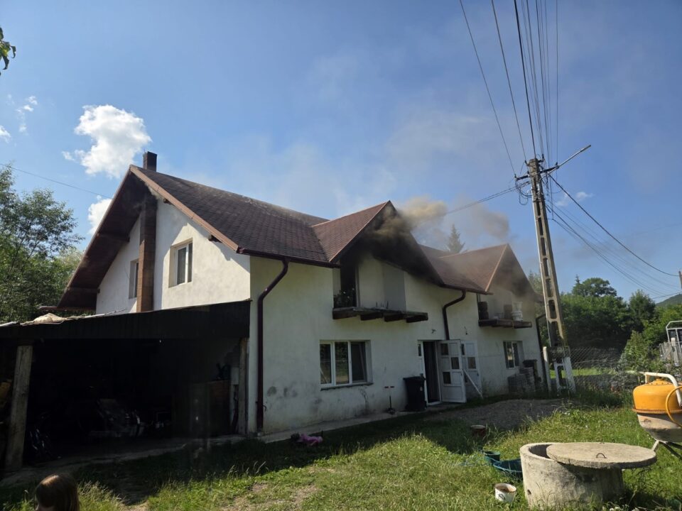 Casa comună a două familii, distrusă parțial de flăcări Casa comună a două familii, distrusă parțial de flăcări