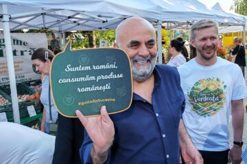 Primarul Sucevei, Vasile Rîmbu și viceprimarul Dan Ioan Cușnir și-au făcut cumpărăturile de la producătorii locali din Piața Volantă Primarul Sucevei, Vasile Rîmbu și viceprimarul Dan Ioan Cușnir și-au făcut cumpărăturile de la producătorii locali din Piața Volantă