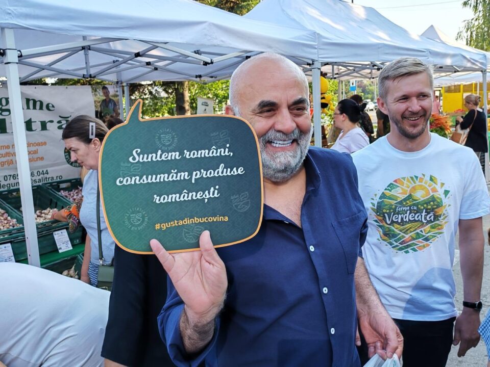 Primarul Sucevei, Vasile Rîmbu și viceprimarul Dan Ioan Cușnir și-au făcut cumpărăturile de la producătorii locali din Piața Volantă Primarul Sucevei, Vasile Rîmbu și viceprimarul Dan Ioan Cușnir și-au făcut cumpărăturile de la producătorii locali din Piața Volantă