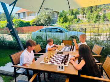 Tineri șahiști, premiați la cea de-a III-a ediție a turneului „Șah la Parc”, organizat la Câmpulung Moldovenesc