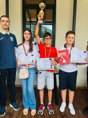 Tineri șahiști, premiați la cea de-a III-a ediție a turneului „Șah la Parc”, organizat la Câmpulung Moldovenesc