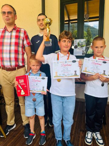 Tineri șahiști, premiați la cea de-a III-a ediție a turneului „Șah la Parc”, organizat la Câmpulung Moldovenesc