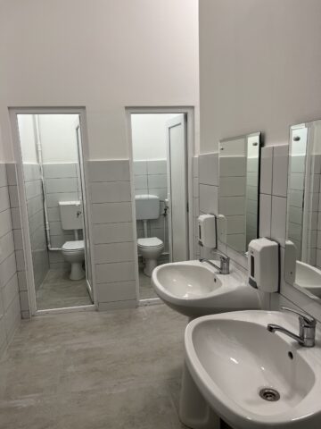 Primăria Vatra Moldoviței finalizează un proiect prin care școala din Paltinu, veche de aproape un secol, va fi redeschisă, complet modernizată, la începutul noului an școlar