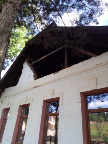 Primăria Vatra Moldoviței finalizează un proiect prin care școala din Paltinu, veche de aproape un secol, va fi redeschisă, complet modernizată, la începutul noului an școlar