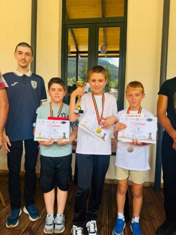 Tineri șahiști, premiați la cea de-a III-a ediție a turneului „Șah la Parc”, organizat la Câmpulung Moldovenesc