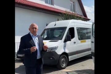 Primarul Vasile Iliuț a anunțat că două microbuze electrice au ajuns la Vicovu de Sus pentru elevii școlilor din Laura și Plai Primarul Vasile Iliuț a anunțat că două microbuze electrice au ajuns la Vicovu de Sus pentru elevii școlilor din Laura și Plai