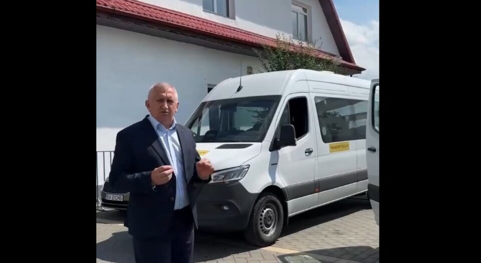 Primarul Vasile Iliuț a anunțat că două microbuze electrice au ajuns la Vicovu de Sus pentru elevii școlilor din Laura și Plai