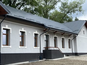 Primăria Vatra Moldoviței finalizează un proiect prin care școala din Paltinu, veche de aproape un secol, va fi redeschisă, complet modernizată, la începutul noului an școlar