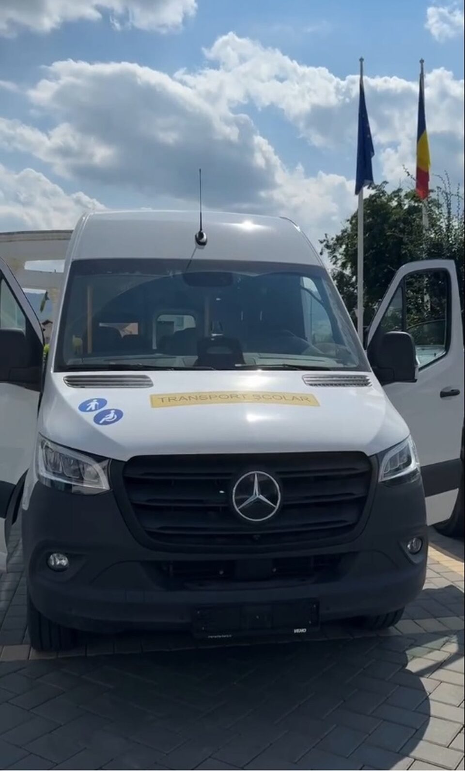 Primarul Vasile Iliuț a anunțat că două microbuze electrice au ajuns la Vicovu de Sus pentru elevii școlilor din Laura și Plai