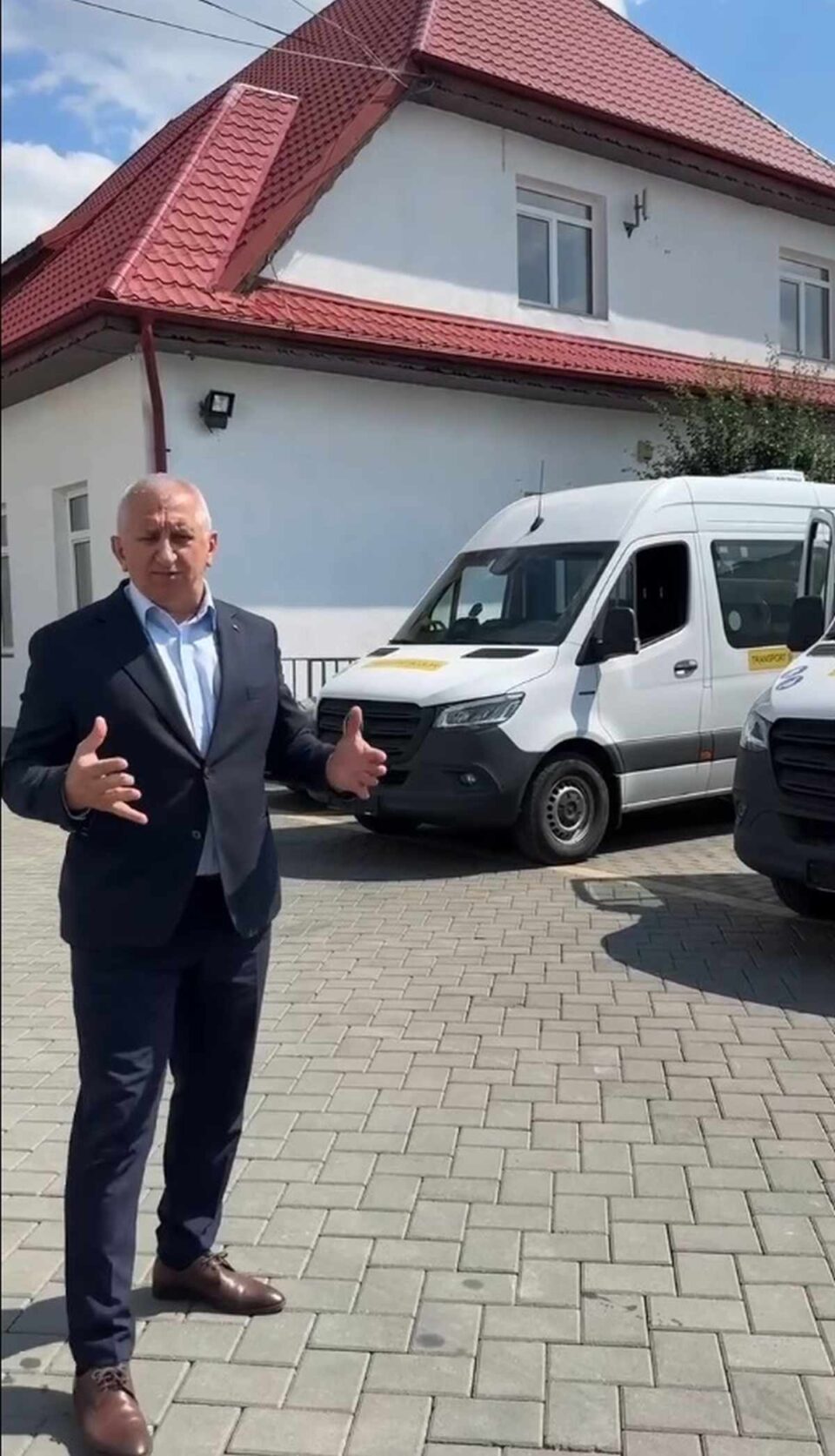 Primarul Vasile Iliuț a anunțat că două microbuze electrice au ajuns la Vicovu de Sus pentru elevii școlilor din Laura și Plai