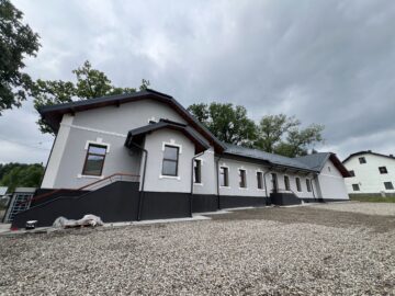Primăria Vatra Moldoviței finalizează un proiect prin care școala din Paltinu, veche de aproape un secol, va fi redeschisă, complet modernizată, la începutul noului an școlar