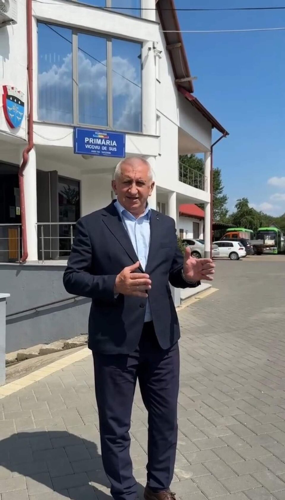 Primarul Vasile Iliuț a anunțat că două microbuze electrice au ajuns la Vicovu de Sus pentru elevii școlilor din Laura și Plai