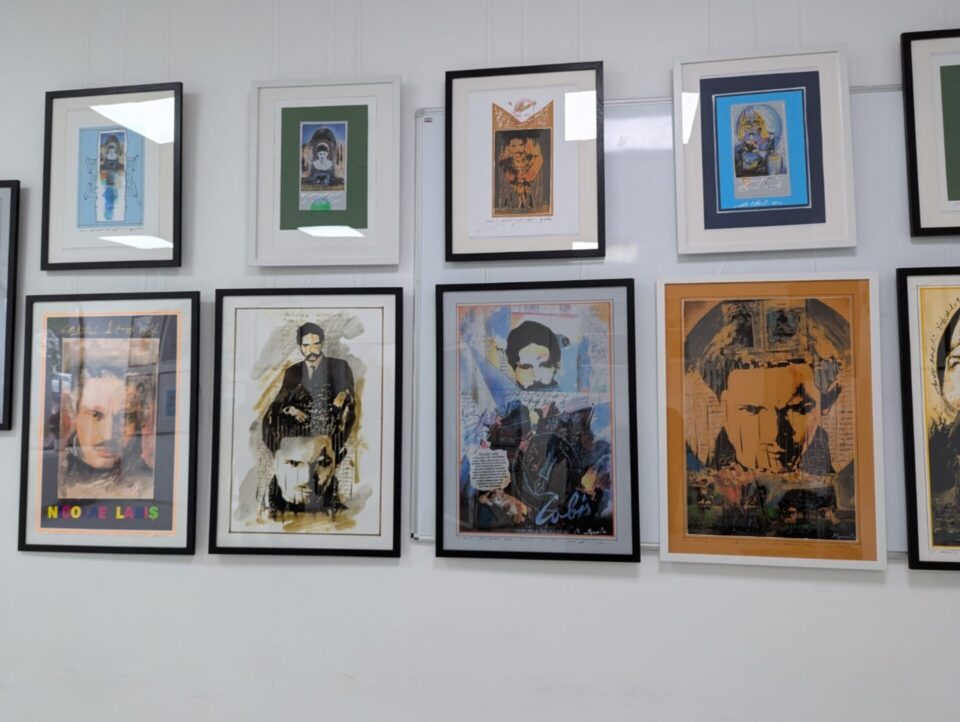 Expoziția de grafică „Albastros”, semnată de artistul Mihail Gavril, ajunge luni la Fălticeni