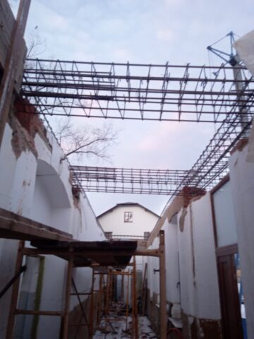 Primăria Vatra Moldoviței finalizează un proiect prin care școala din Paltinu, veche de aproape un secol, va fi redeschisă, complet modernizată, la începutul noului an școlar