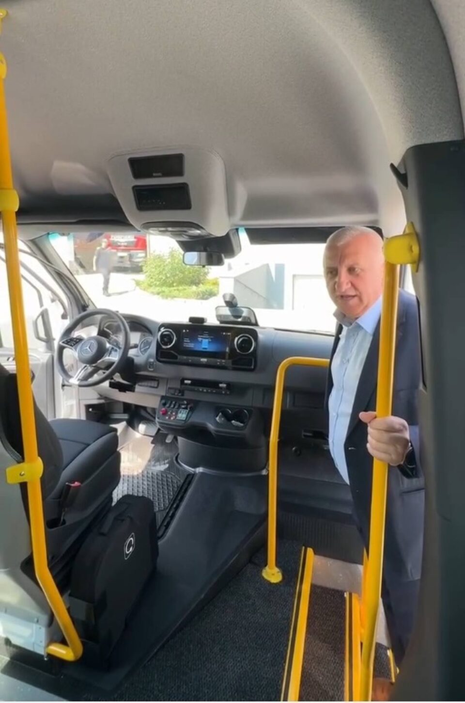 Primarul Vasile Iliuț a anunțat că două microbuze electrice au ajuns la Vicovu de Sus pentru elevii școlilor din Laura și Plai
