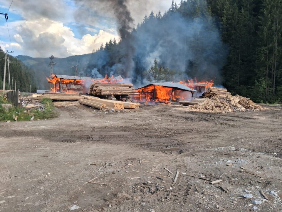 Două hale gater și zeci de metri de material lemnos au ars într-un incendiu violent Două hale gater și zeci de metri de material lemnos au ars într-un incendiu violent