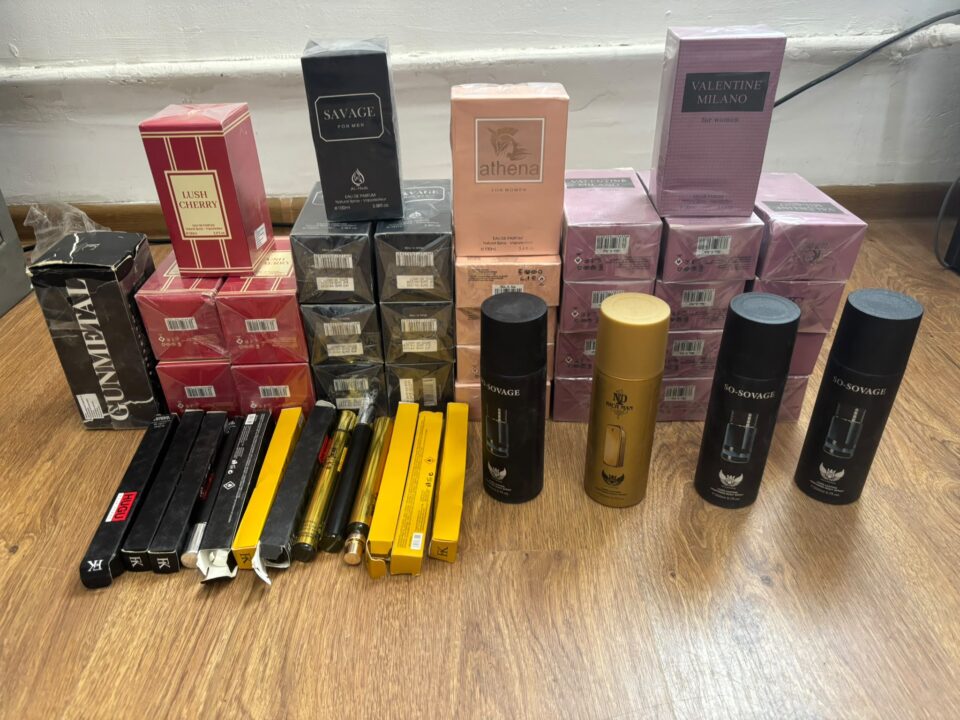 Zeci de parfumuri, confiscate de la un comerciant din piața Vicovu de Sus Zeci de parfumuri, confiscate de la un comerciant din piața Vicovu de Sus
