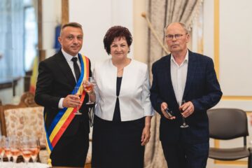 33 de „cupluri de aur” din Vatra Dornei au fost omagiate de primarul Marius Rîpan la împlinirea a 50 de ani de căsnicie